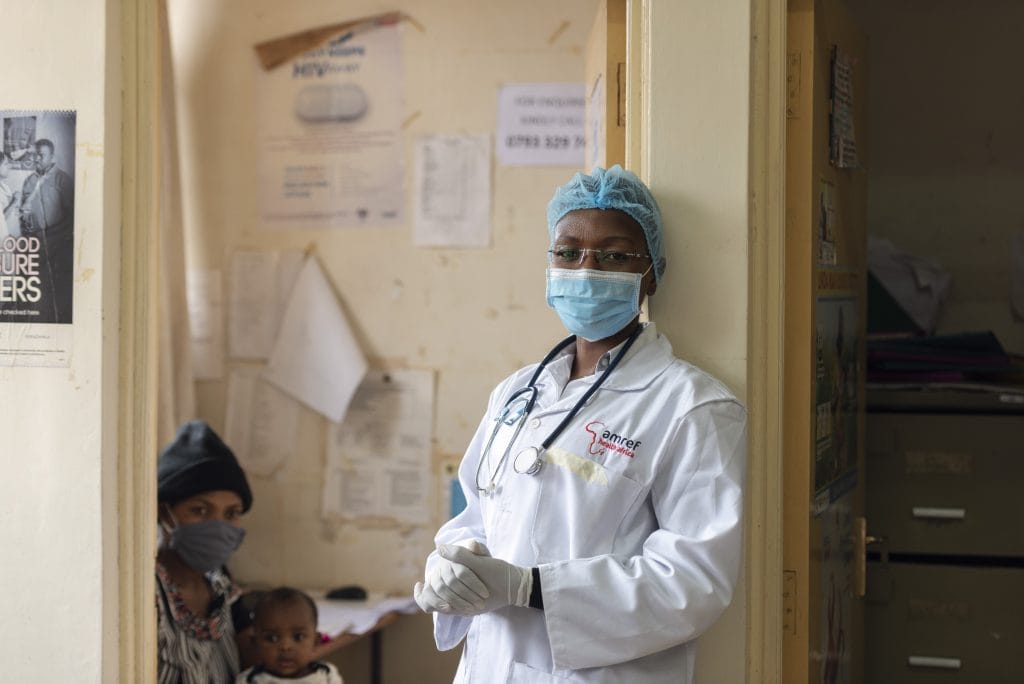 Vaccination Covid-19 infirmière en tenue